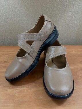 Propet Women's Golda Mary Jane Tan Shoes, model WCA053L, size 8.5